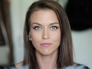 Bagaimana emosi perubahan gadis cantik selama orgasme