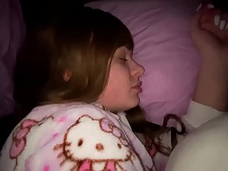 Kacau putriku sementara kami tidur di tempat tidur yang sama
