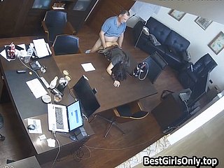 Русский босс трахает секретаря в офисе на скрытой камере