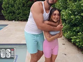 Pocket-sized fille et homme énorme jouant coquine au bord de frosty piscine