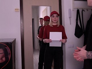 Unfriendliness livraison coquine a une baise en bouche comme un conseils d'un customer