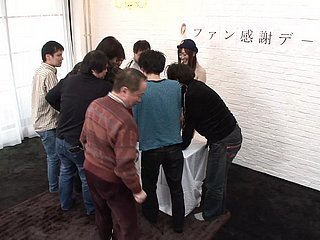 Junge Polizistin rutscht ในงานปาร์ตี้ Gangbang