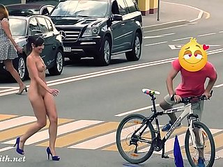 Verborgen camera legt illimitable plow Jeny zich in het openbaar uitkleedt