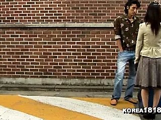 رجل كوري قبيح يحصل على فرصة لممارسة الجنس مع امرأة كورية مثيرة