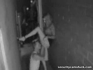 Scopata to un vicolo cieco filmata da una telecamera di sicurezza