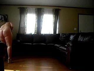 Ja! Mom reinigt das Haus nackt!