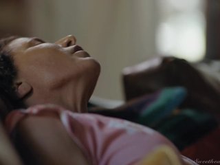 सॉवरेन सायर और एरियल एक्स - स्ट्रैप-ऑन के साथ समलैंगिक गुदा कमबख्त